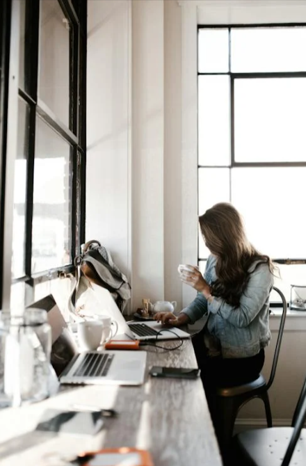 donna studente che cerca un codice sconto SHEGLAM per risparmiare