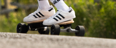 skateboard elettrico mentre viene utilizzato su strada, da poter comprare con un codice sconto Linky online