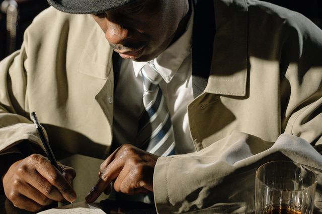 Easy last-minute Halloween costumes: Man dressed as a detective taking notes
