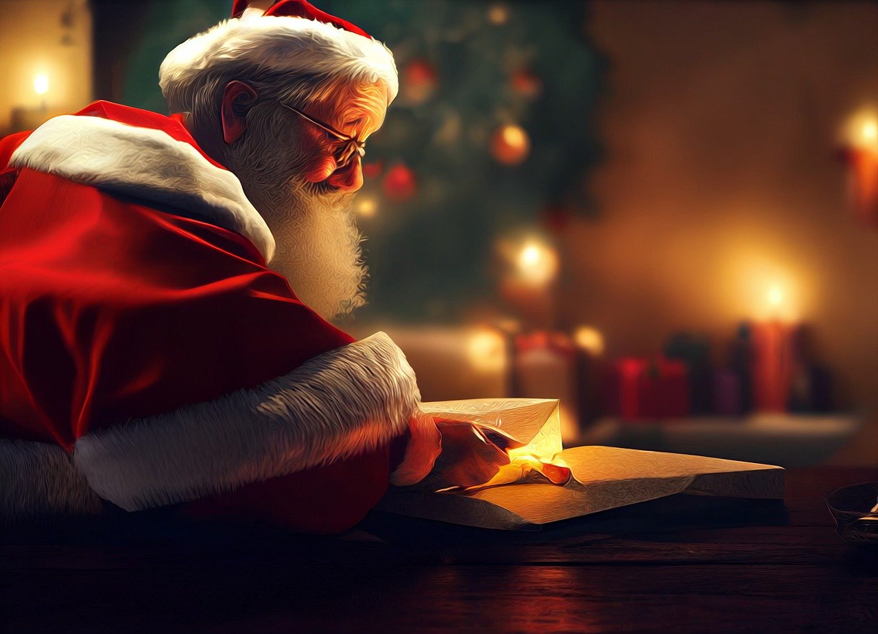 bolas y árbol de navidad disponibles con unos cupones de navidad en Love Coupons.