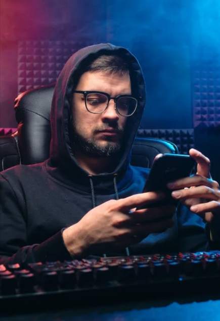 ragazzo che usa l'app 1Password sul proprio cellulare, scaricata grazie ad un codice sconto 1Password