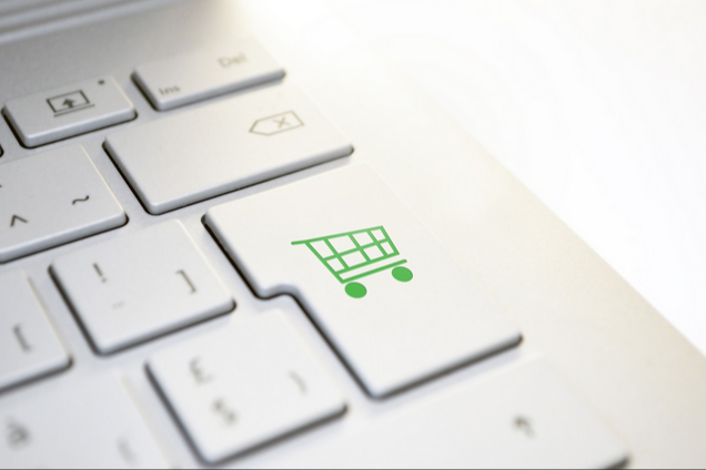 Nahaufnahme einer hellen Tastatur mit Kaufwagen-Symbol für den Cyber Weekend Gutscheincode