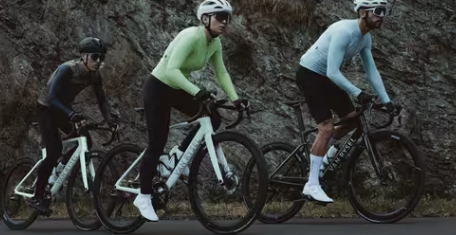 imagen de decathlon de ciclistas con ropa de decathlon