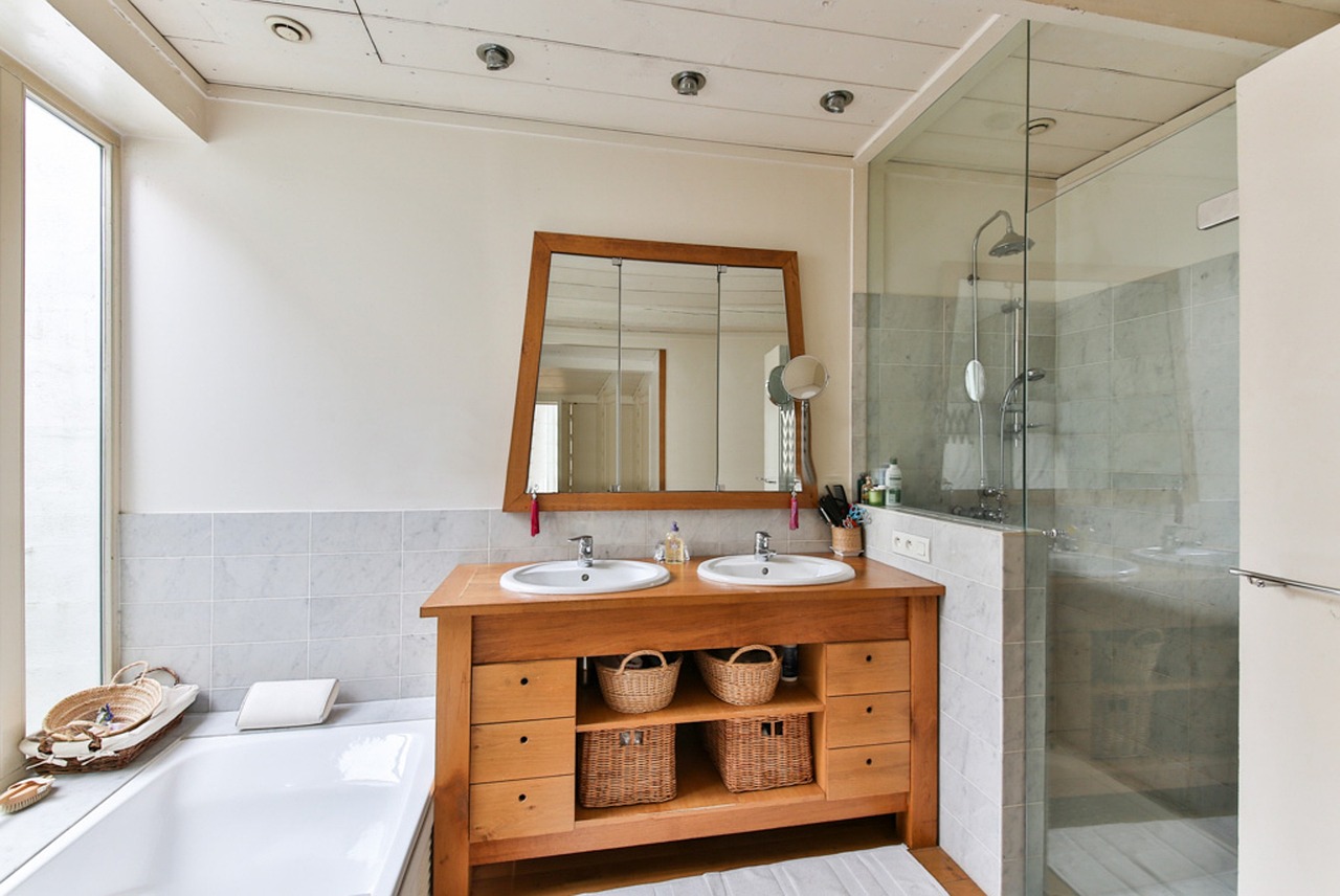 muebles de madera de baño marrones y blancos de madera certificada de calidad sobre fondo elegante