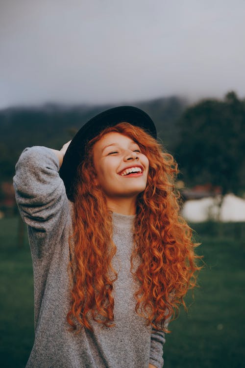 ragazza che sorride grazie al trattamento  con un coupon DrSmile