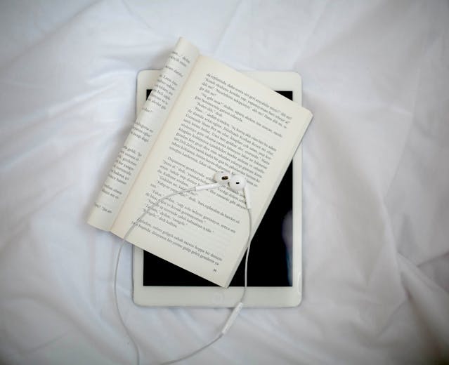 A person listening to a audiobook from BookBeat