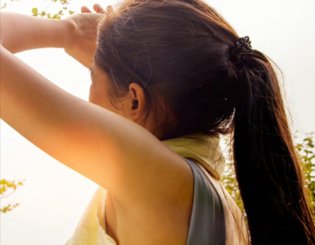 ragazza che ha appena finito di correre all'aria aperta dopo aver assunto prodotti Enervit acquistati con un codice sconto Enervit