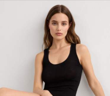 donna che indossa maglietta nera da poter comprare online con un codice promozionale INTIMISSIMI