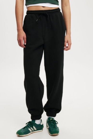 Autumn wardrobe staples: Classic Fleece Sweatpant in the colour black