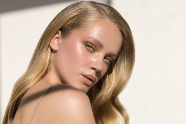 un femme avec un teint beau et lisse. les produits de ioma paris vous aideront à avoir une peau parfaite. ils sont disponibles avec un code de réduction ioma paris.