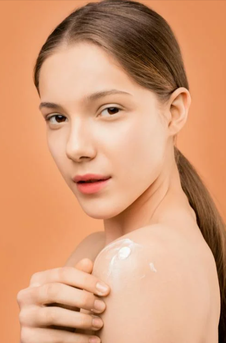donna che applica una crema comprata con un codice sconto SHEGLAM