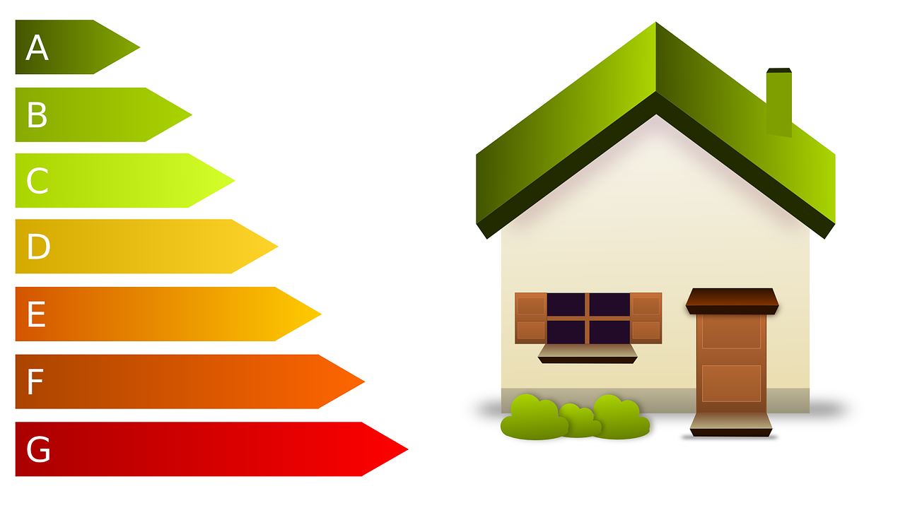 casa con certificado energético sobre fondo blanco y unos arboles verdes