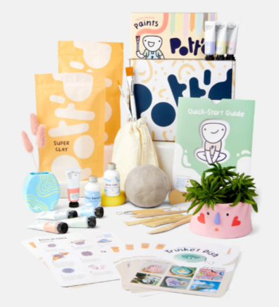 Ein vielfältiges Töpfer Kit von Pott'd mit vielen Materialien und Werkzeugen