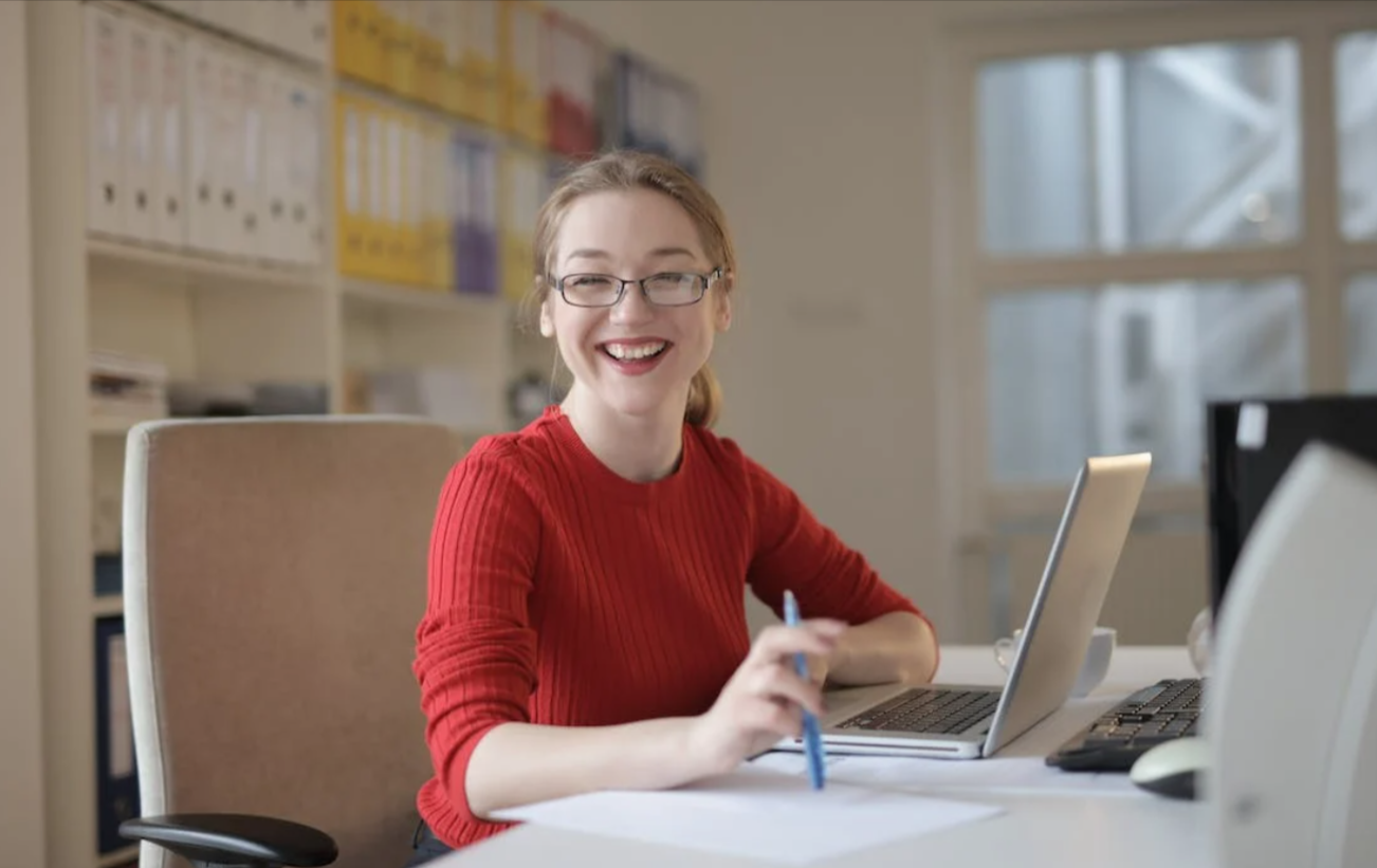 ragazza universitaria che è davanti al suo PC per trovare un codice sconto GAMIVO sul sito Love Coupons