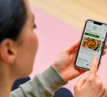 A lady selecting her meals for her meal plan with the Green Chef app