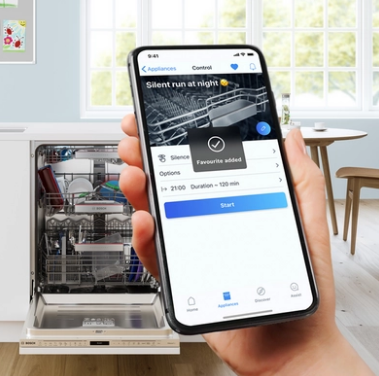 teléfono móvil con la app de bosch en el salón para buscar ofertas de bosch