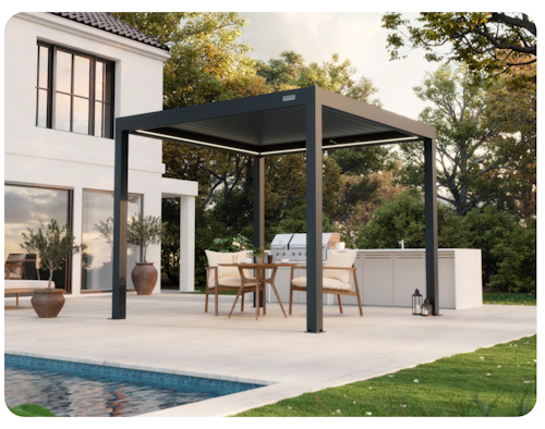 Pergola von Pergolux auf einem weiß-gestrichenen Grundstück