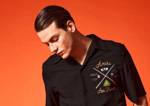 uomo che indossa una maglia comprata con un codice sconto Divo Boutique