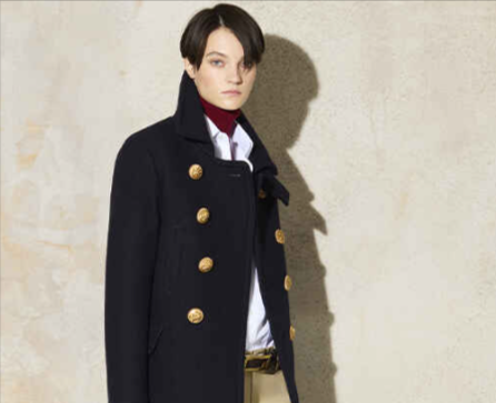 donna che indossa vestiti DSquared2 da poter acquistare con un codice sconto DSquared2
