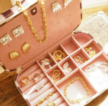 A jewellery box from Daisy with different jewellery pieces from Daisy