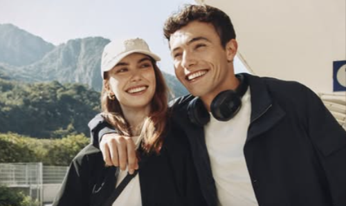 coppia che indossa abbigliamento sportivo in offerta con un codice promozionale Maxi Sport