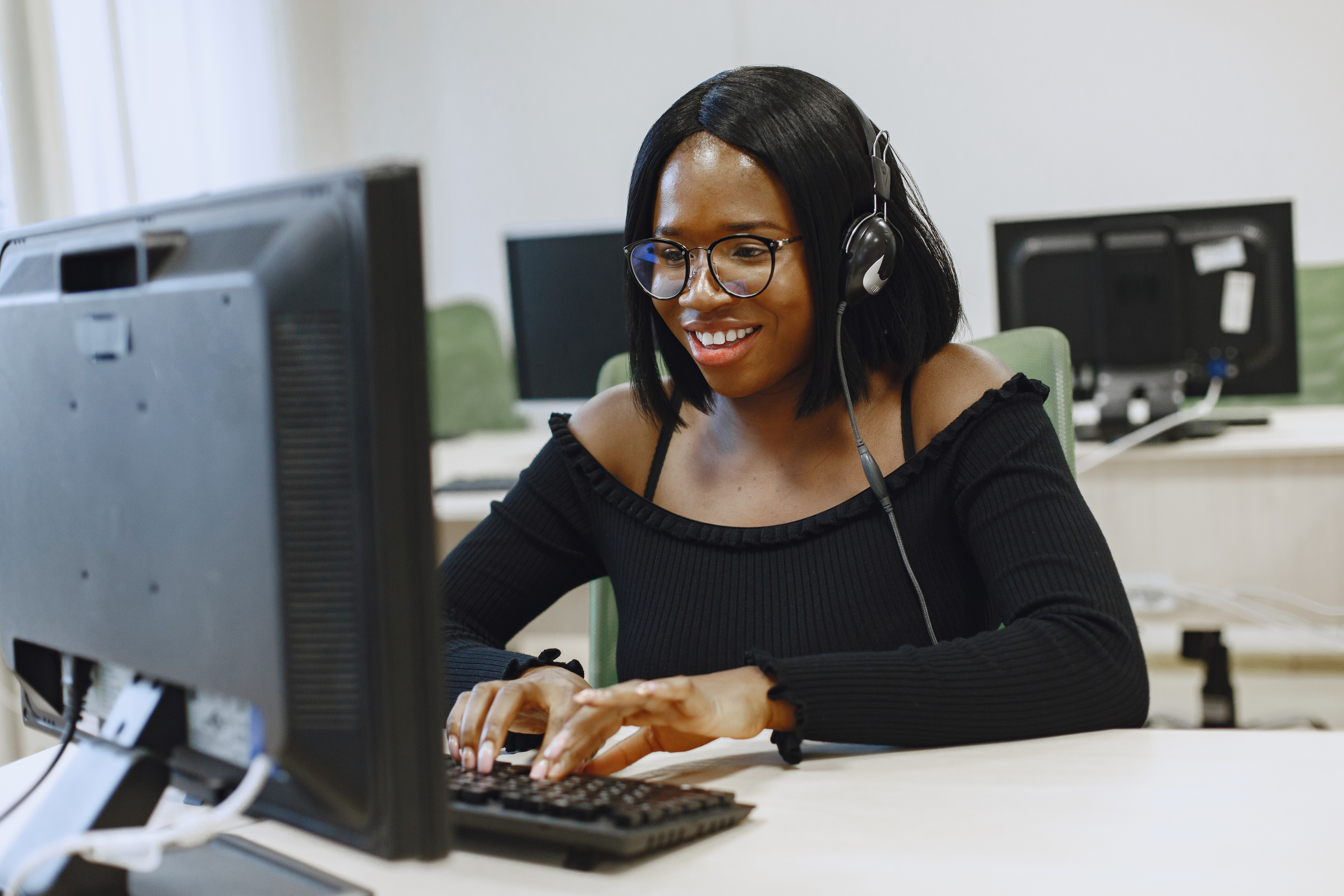 african-woman-sitting-computer-science-class-lady-with-glasses-female-student-sitting-computer