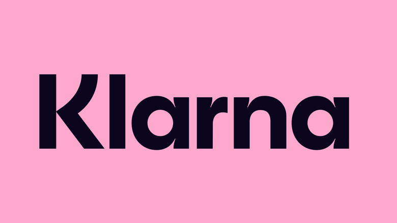 Das Klarna Symbol in schwarzer Schrift auf pinkem Hintergrund