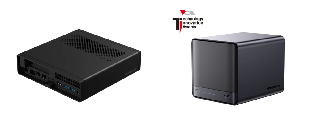 Zwei verschiedene Mini-Pcs von MINISFORUM nebeneinander auf leerem Hintergrund