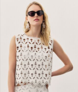 donna che indossa vestito bianco da poter acquistare sul sito motivi con un codice sconto motivi
