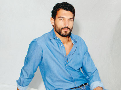 uomo che posa in primo piano con una camicia jeans da trovare a basso costo sul sito Liu Jo con un codice sconto Liu Jo