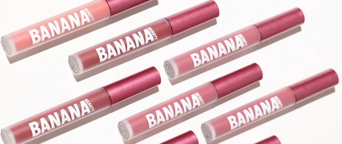 Mehrere gleiche Make-Up-Stifte von Banana Beauty auf leerem Hintergrund