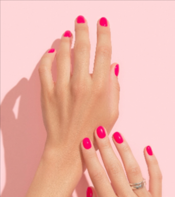 mani di una donna che rappresentano unghie lavorate con prodotti Nail Store acquistati con codici sconto Nail Store