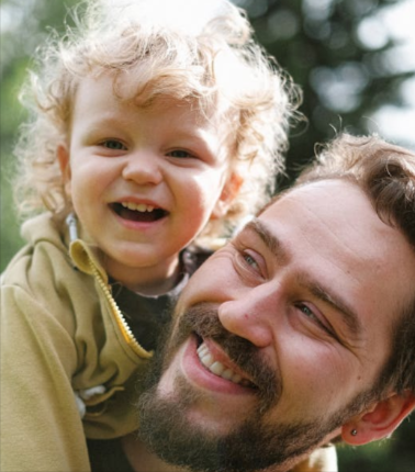 padre con figlio all'aperto che vanno a fare shopping utilizzando codici sconto Festa del papá