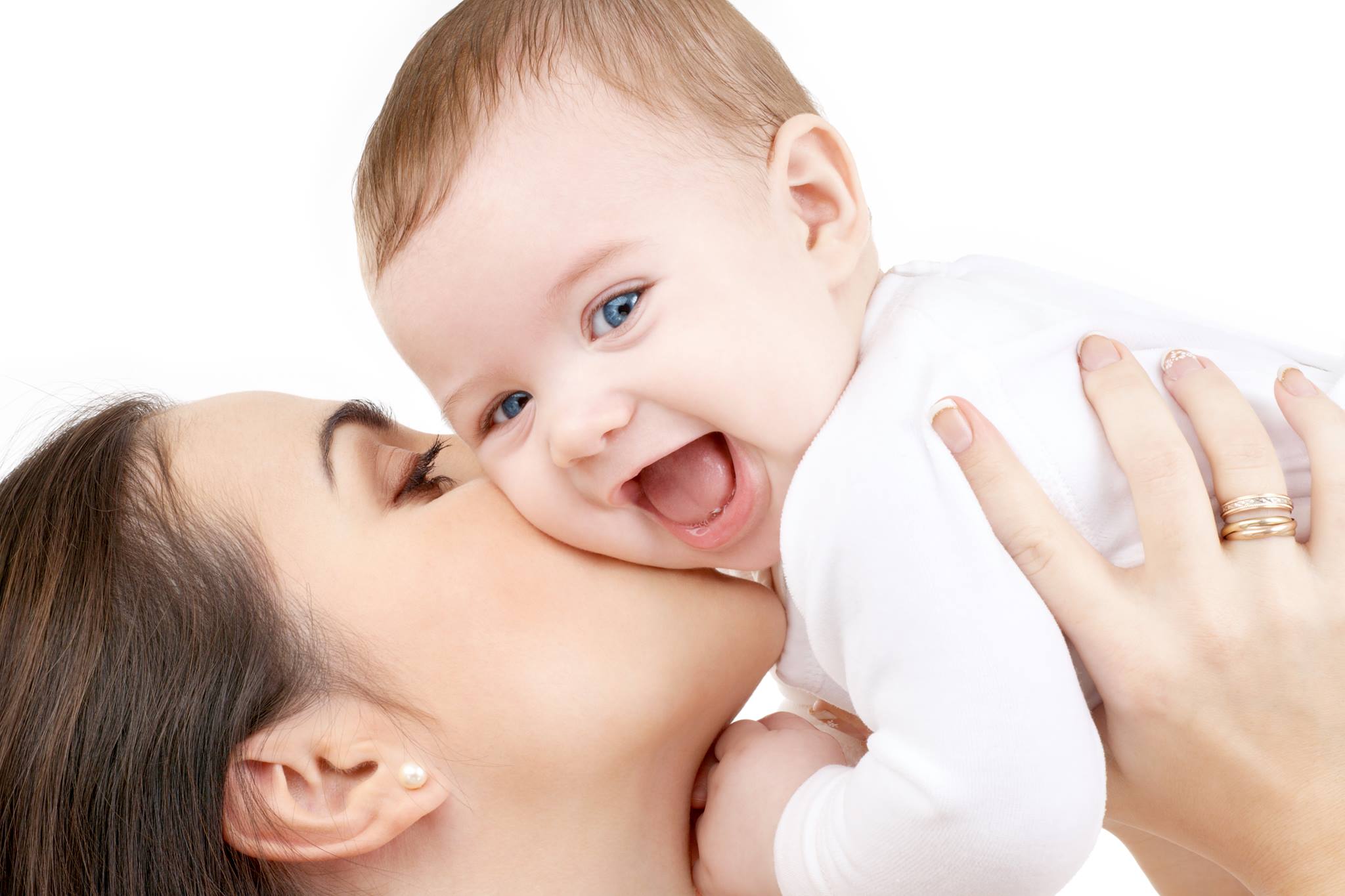 madre che abbraccia il figlio che indossa vestiti comprati da Das Baby con un codice sconto Das Baby