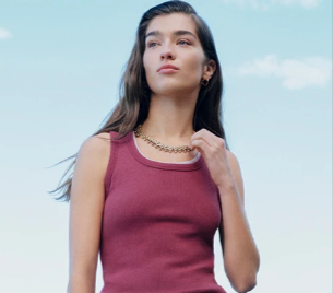 ragazza che indossa t-shirt rossa comprata con un codice sconto OVS