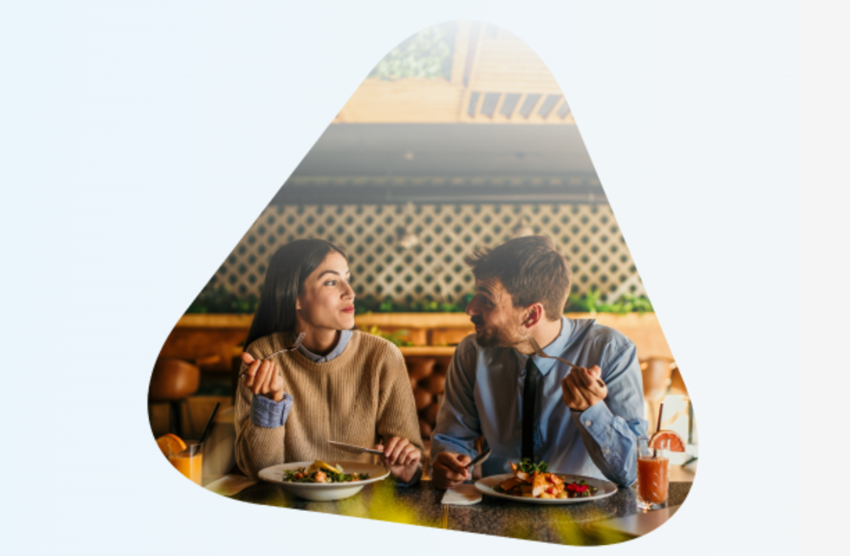 Ausschnitt eines Bildes von Zwei Personen, die zusammen in einem Restaurant essen
