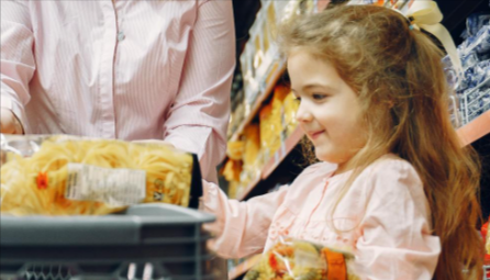 bambina che fa la spesa approfittando delle offerte grazie ad un codice promozionale CosiComodo