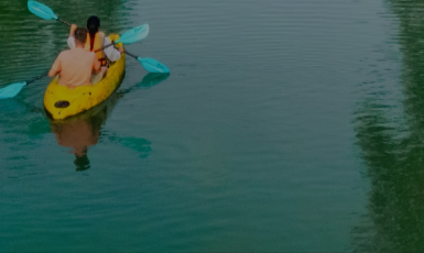 coppia che usa un kayak grazie ad esperienze Musement acquistare con un codice sconto Musement