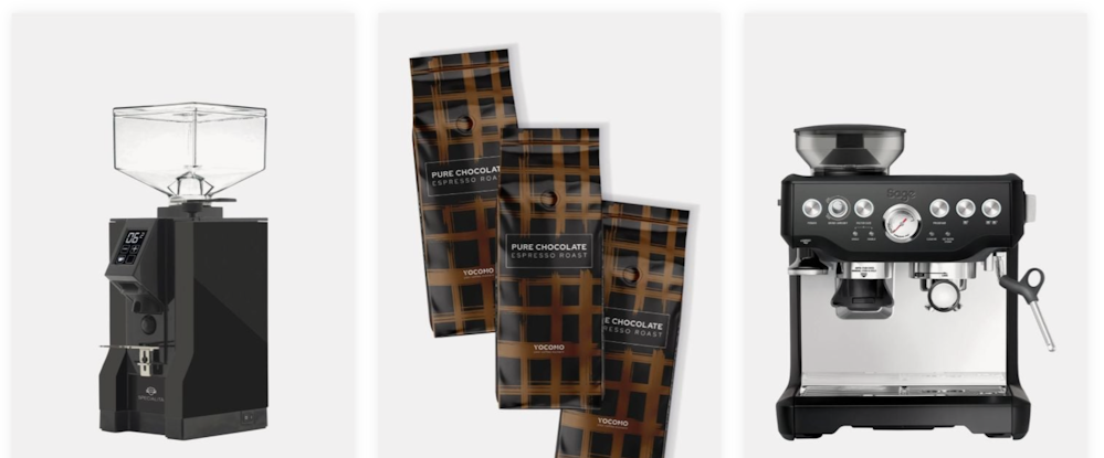 Zwei Kaffeemaschinen und mehrere Packungen mit Schokoladen-Espresso von roastmarket