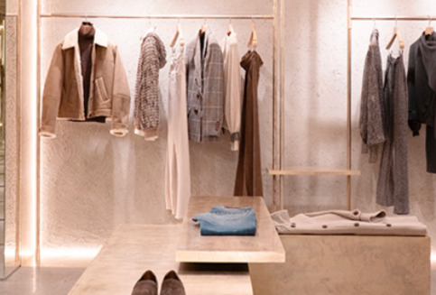 abiti disposti in una boutique Monti Boutique da poter comprare online con un codice sconto Monti Boutique