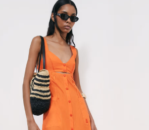 donna che indossa vestito arancione da poter acquistare a basso prezzo con dei codici sconto Patrizia Pepe