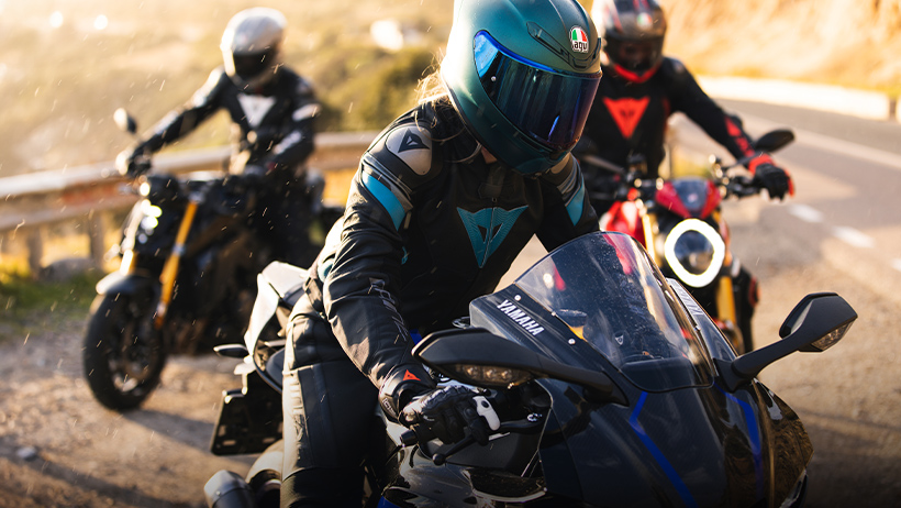 motociclisti parcheggiati che indossano degli outfit Dainese comprati con un codice sconto Dainese