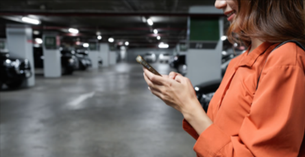 donna che utilizza app MyParking per parcheggiare la sua auto con un codice sconto MyParking