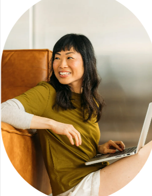 A lady creating a website for free on Jimdo