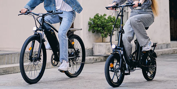 Zwei Menschen, die auf zwei E-Bikes von iScooter fahren