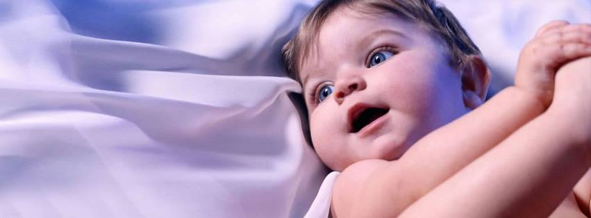 bambino che riposa su un lenzuolo comprato con un codice sconto Das Baby da Das Baby