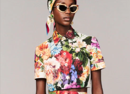 donna che indossa un vestito Dolce & Gabbana comprato con un codice sconto Dolce & Gabbana