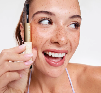 ragazza con prodotto makeup da poter comprare a basso prezzo con un codice sconto SHEGLAM