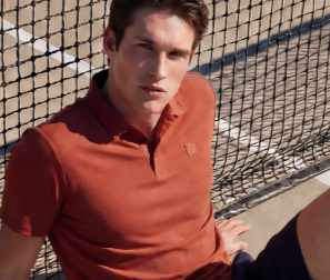 uomo che indossa maglia arancione da poter comprare a basso costo con un codice sconto Rewoolution