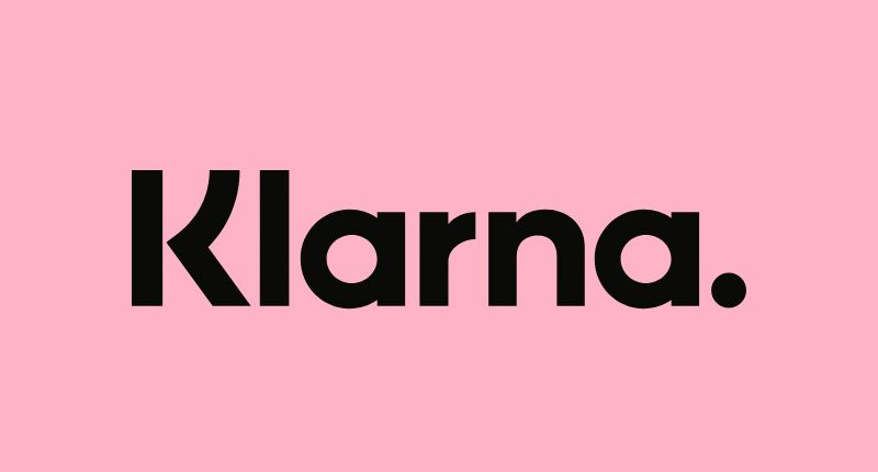 Das Klarna-Logo in schwarzer Schrift auf pinkem Grund